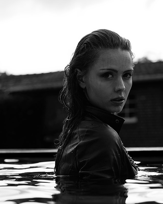 Editorial Fashion - Swimmingpool - Toni in Guess, O'Neill